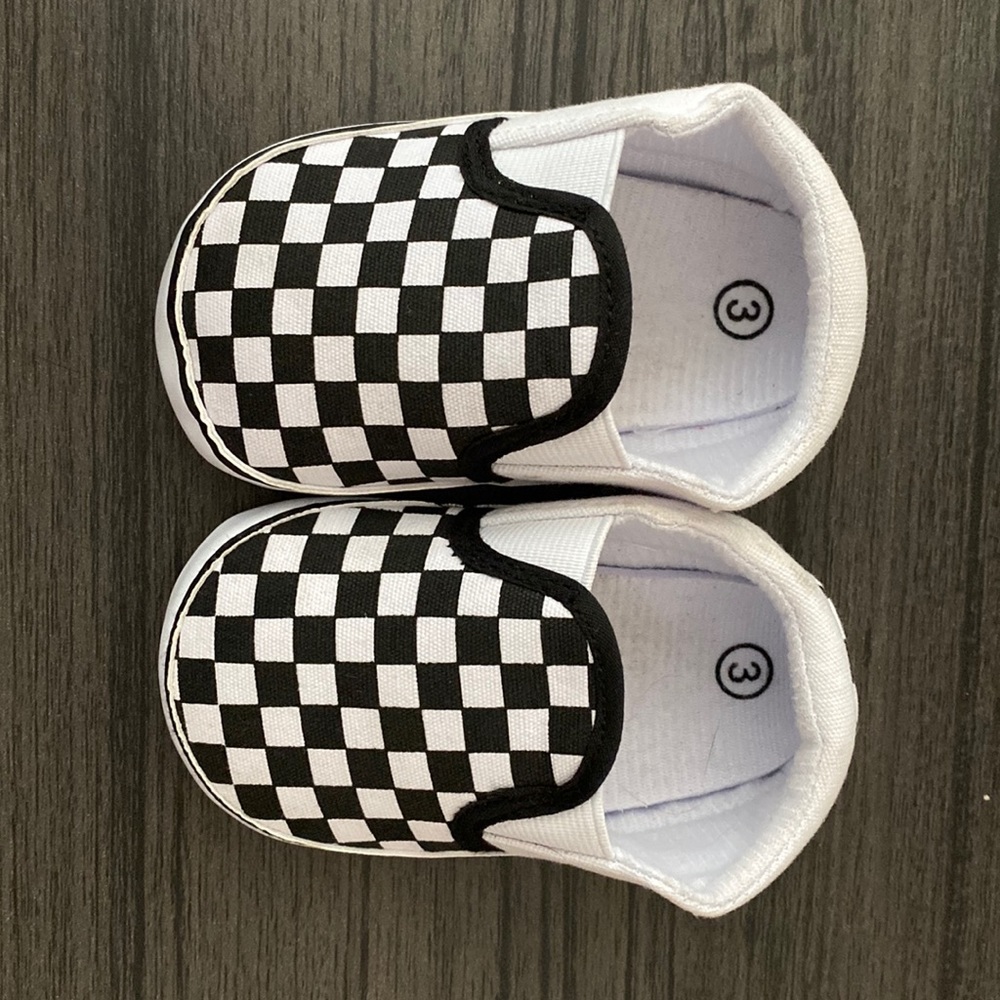 Baby unisex checkered slip on sz 3